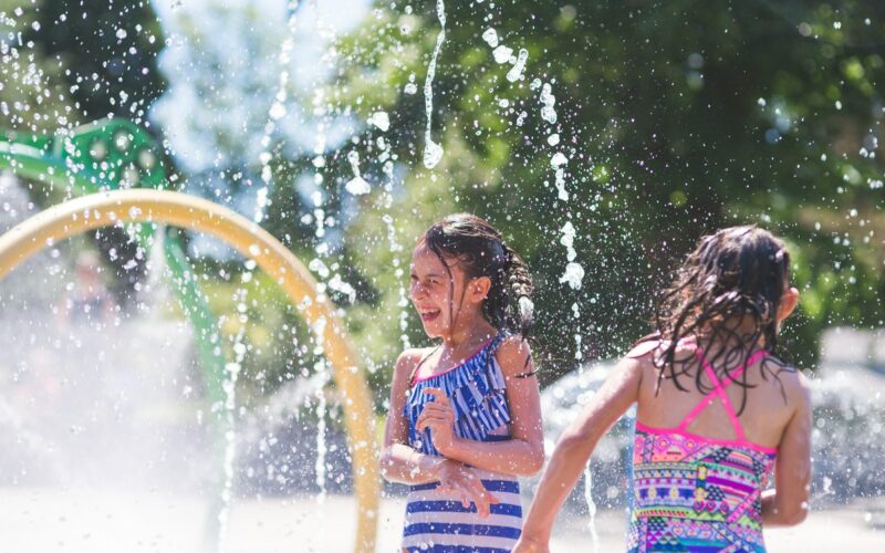 Ejecución de un Splash Park en un hotel en funcionamiento: qué coordinar con la temporada y la infraestructura