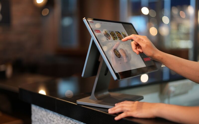 Sistema de gestión para comercios: cómo simplificar las tareas con un TPV para restaurantes